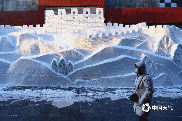 哈尔滨微长城雪雕景观吸引游客围观拍照