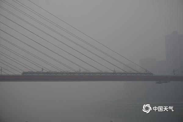 强降雨袭重庆  山城烟雨朦胧如悬疑电影