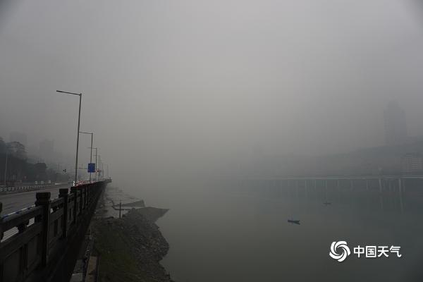 强降雨袭重庆  山城烟雨朦胧如悬疑电影