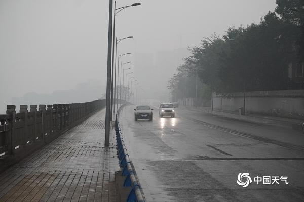 强降雨袭重庆  山城烟雨朦胧如悬疑电影