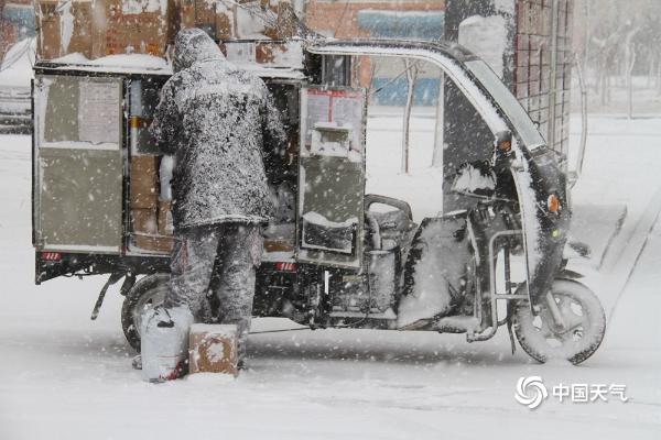 山东威海狂风大作雪花飞舞 天地间一片模糊