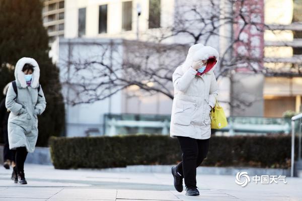 北风呼啸​+降温！实拍寒冷天气下的北京街头