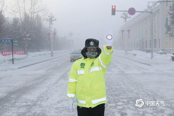 ​零下45.7℃！黑龙江漠河现极寒天气 执勤交警满目冰霜