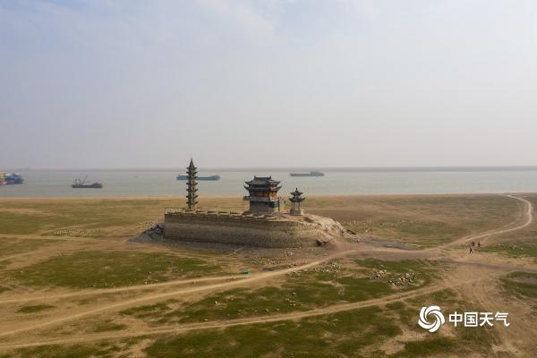 江西鄱阳湖落星墩露出水面 较往年推迟两个多月