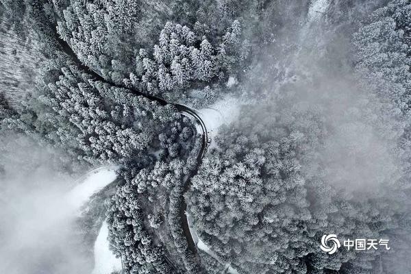 重庆黔江酉阳降雪 山舞银蛇梯田如画