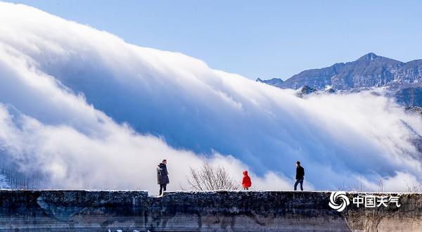 重庆南川金佛山现云瀑景观 白云倾泻如入仙境