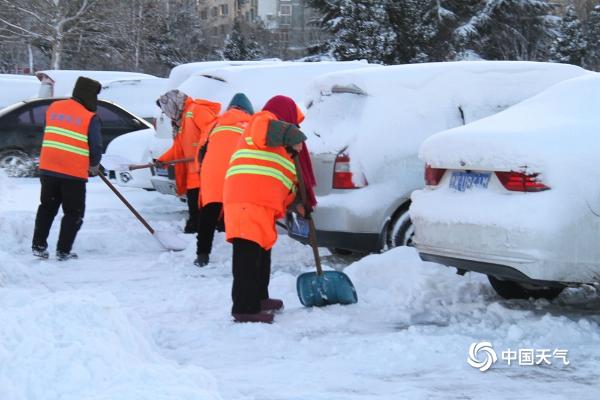 寒潮发威！山东威海现持续降雪 路面结冰湿滑交通出行困难