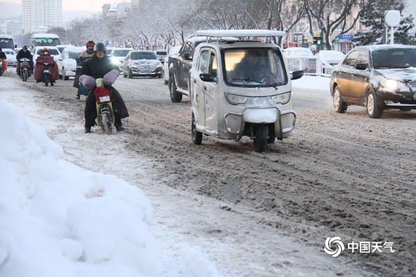 寒潮发威！山东威海现持续降雪 路面结冰湿滑交通出行困难