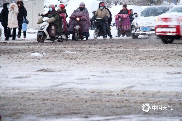 寒潮发威！山东威海现持续降雪 路面结冰湿滑交通出行困难