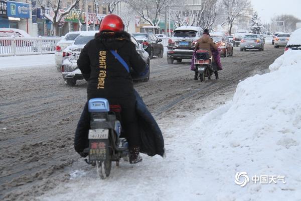 寒潮发威！山东威海现持续降雪 路面结冰湿滑交通出行困难