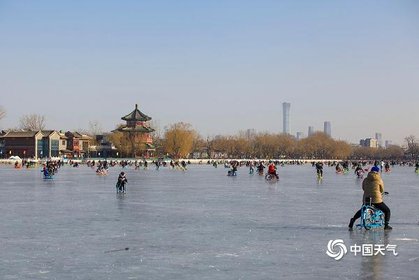 三九四九冰上走 北京后海冰场游人享冰趣