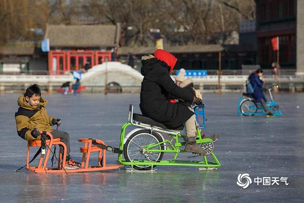 三九四九冰上走 北京后海冰场游人享冰趣