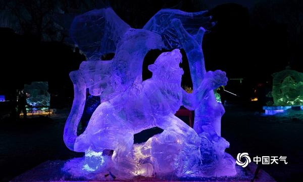 五彩斑斓！哈尔滨兆麟公园226座冰灯打造冰雪“童话乐园”