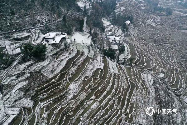 重庆黔江普降大雪 梯田被积雪覆盖美不胜收