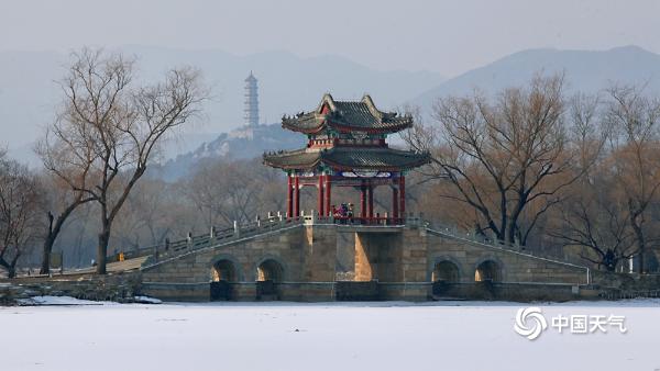 北京颐和园昆明湖积雪未融 平整如白毯
