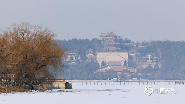 北京颐和园昆明湖积雪未融 平整如白毯