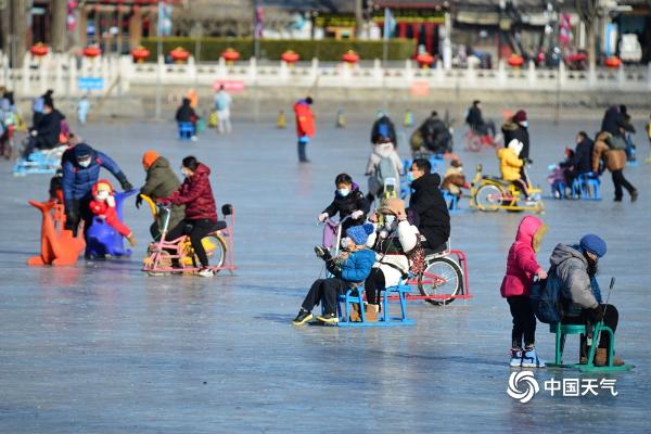 北京什刹海冰场开放 市民打卡畅享冰上乐趣