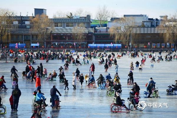 北京什刹海冰场开放 市民打卡畅享冰上乐趣