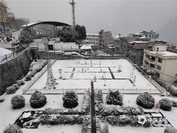 银装素裹 云南大关出现低温雨雪天气