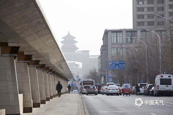 北京遭遇沙尘天气 天空能见度转差