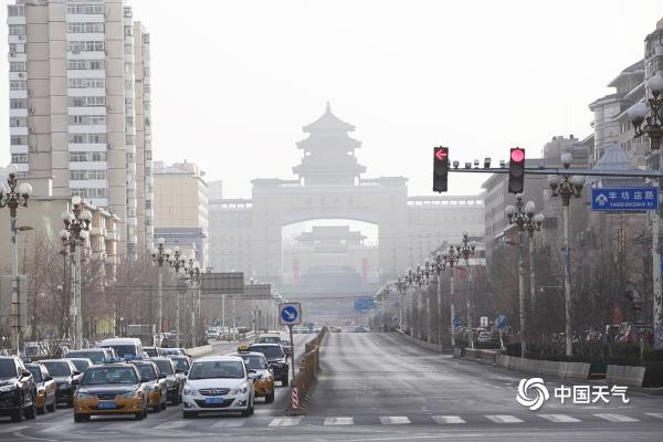 北京遭遇沙尘天气 天空能见度转差