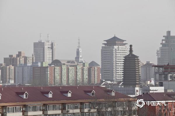 北京遭遇沙尘天气 天空能见度转差