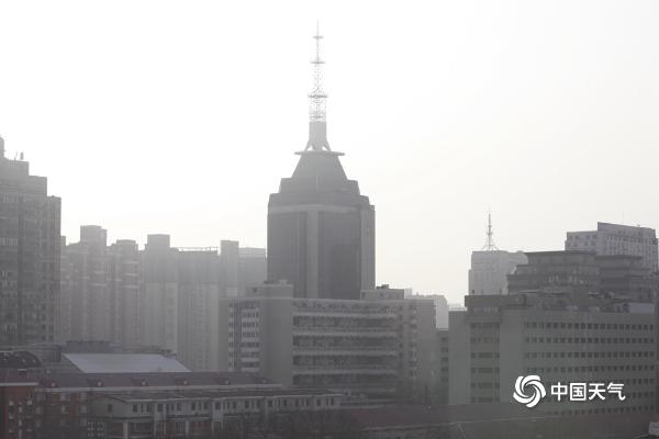 北京遭遇沙尘天气 天空能见度转差