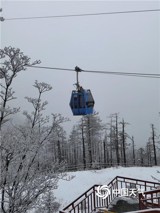 云南丽江玉龙雪山迎来降雪 变身洁白世界