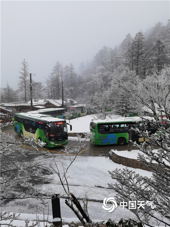 云南丽江玉龙雪山迎来降雪 变身洁白世界