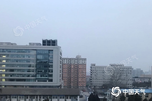 北京今晨轻雾来扰 明天有小雪或零星小雪