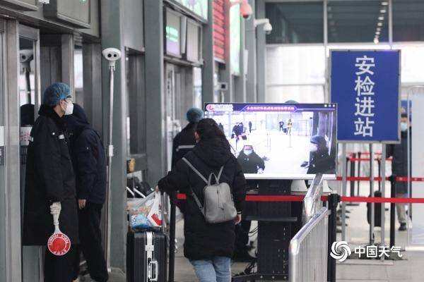 疫情下的北京西站 返乡旅客做好防护措施有序进站