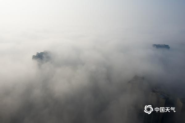四川乐山遭遇大雾 城市沿江地段缥缈如仙境
