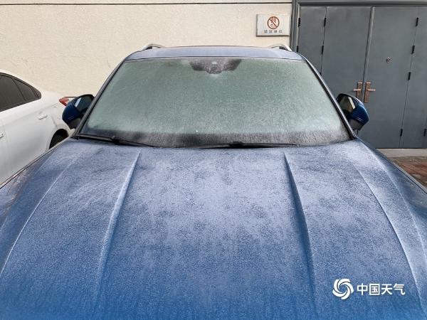 降雪过后湿度大 北京汽车“穿霜衣”