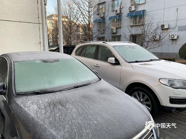 降雪过后湿度大 北京汽车“穿霜衣”
