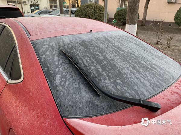 降雪过后湿度大 北京汽车“穿霜衣”