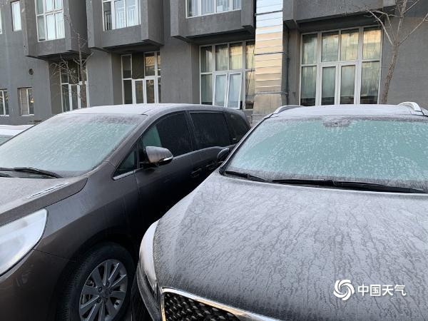 降雪过后湿度大 北京汽车“穿霜衣”