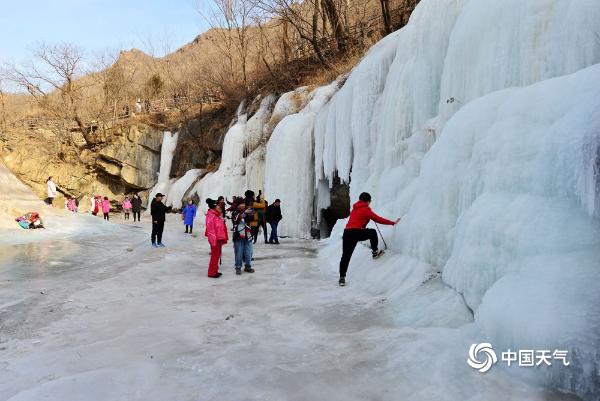 北京门头沟现壮观冰瀑群 游客慕“冰”而来