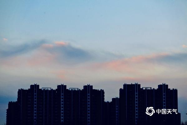 抬头看！夜幕降临 北京天空现粉色彩霞