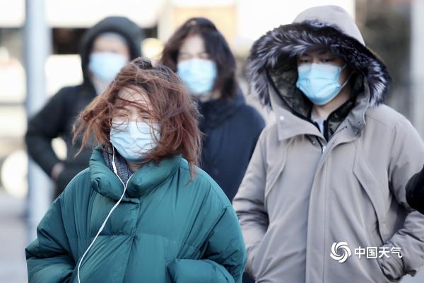 ​阵风8至9级！街拍北京市民大风中艰难出行
