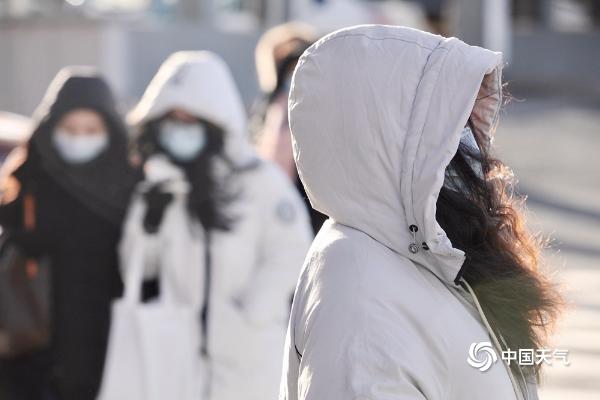 ​阵风8至9级！街拍北京市民大风中艰难出行