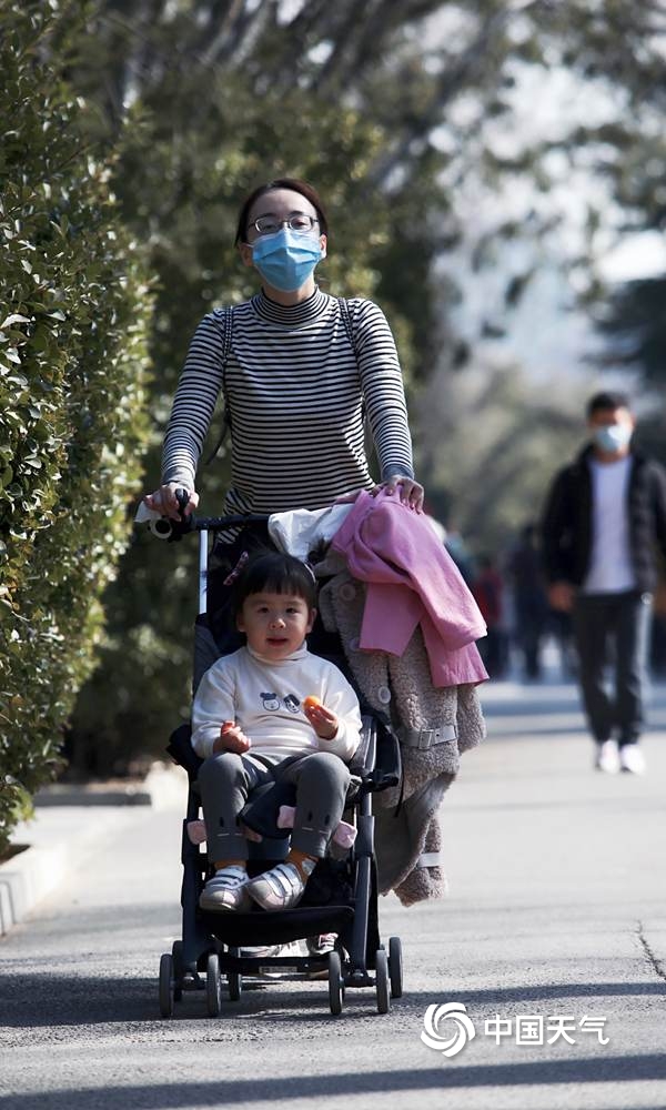 热！北京气温打破2月历史最高纪录 市民短袖出行