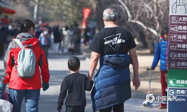 热！北京气温打破2月历史最高纪录 市民短袖出行