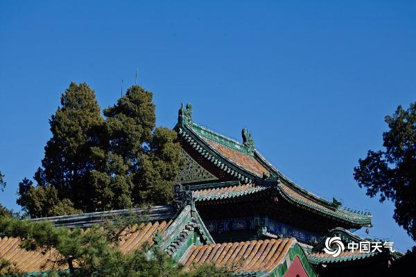北京阳光和煦蓝天“在线” 远眺西山清晰可见