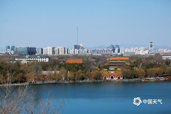 北京阳光和煦蓝天“在线” 远眺西山清晰可见
