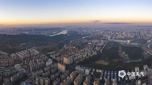 除夕到！日出东方红似火 广西南宁朝霞扮靓天空 