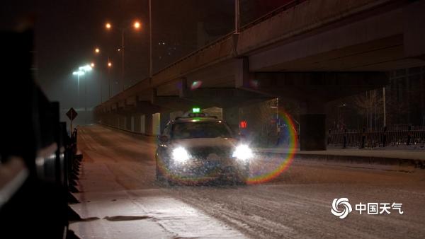 哈尔滨昨夜风雪交加 交通出行受影响