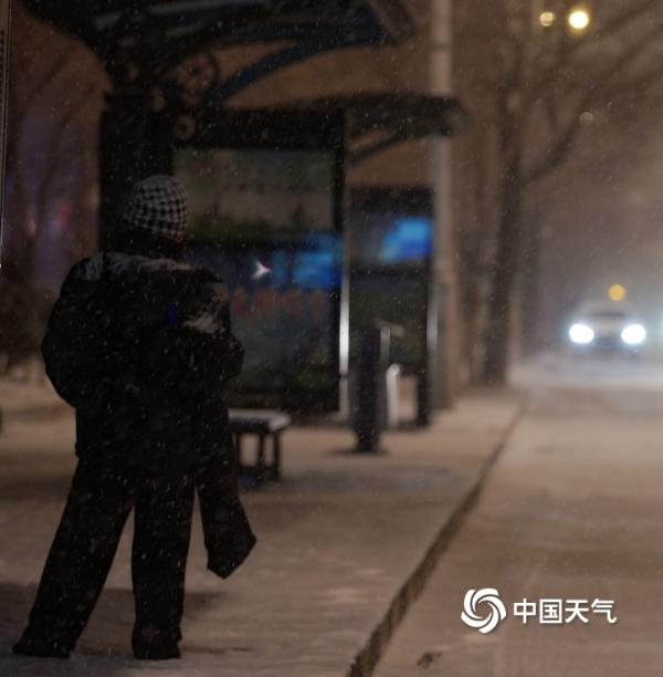 哈尔滨昨夜风雪交加 交通出行受影响