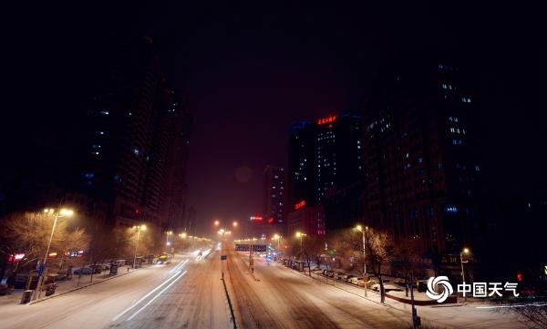 哈尔滨昨夜风雪交加 交通出行受影响