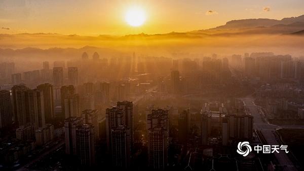 大年初一重庆薄雾缠绕 暖阳耀城