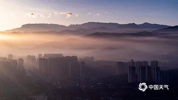 大年初一重庆薄雾缠绕 暖阳耀城